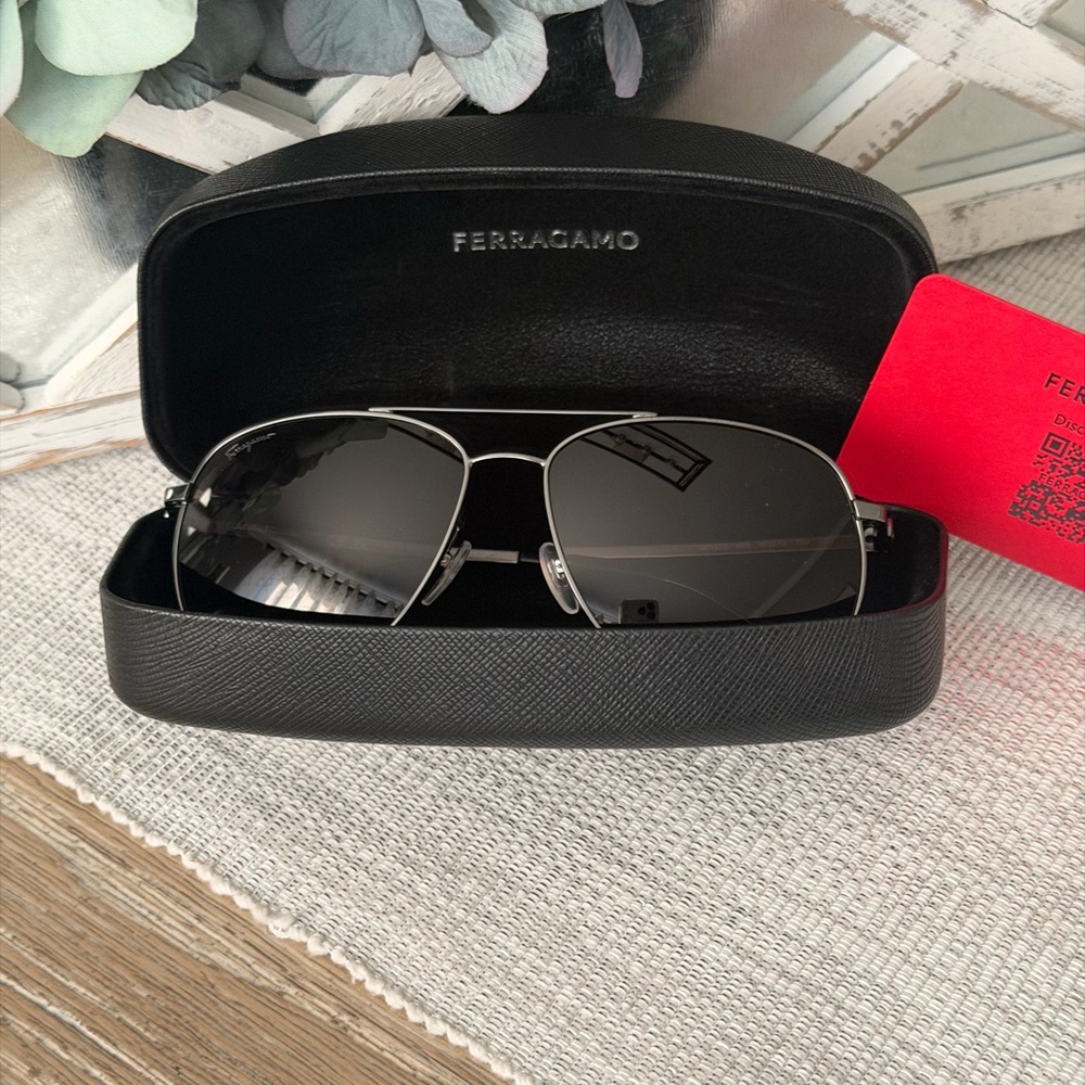 NEW Salvatore Ferragamo Aviator Sunglasses Gun metal frame w/Case Cloth Card